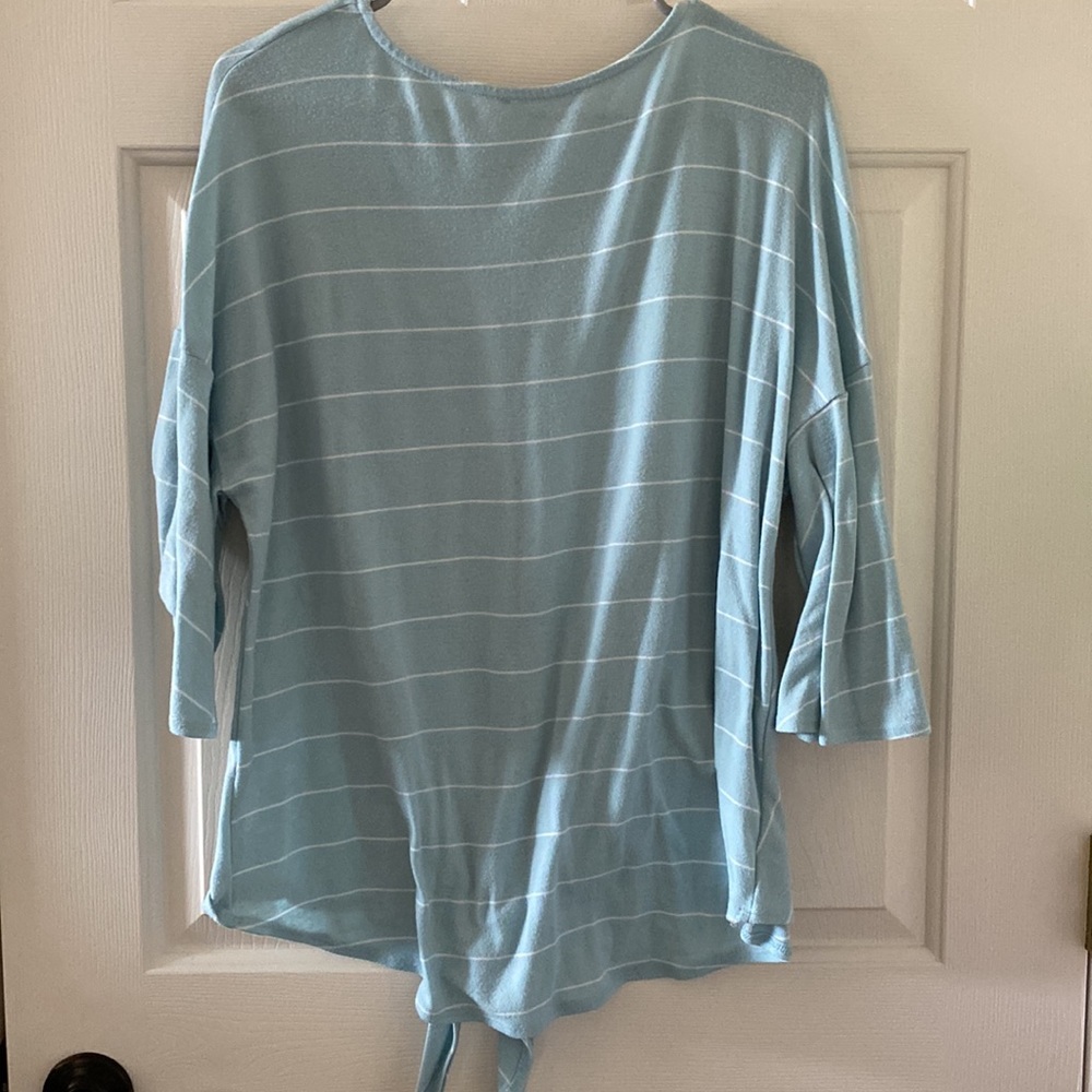 Women’s top. 3 quarter length sleeves. Good used condition - Picture 3 of 3